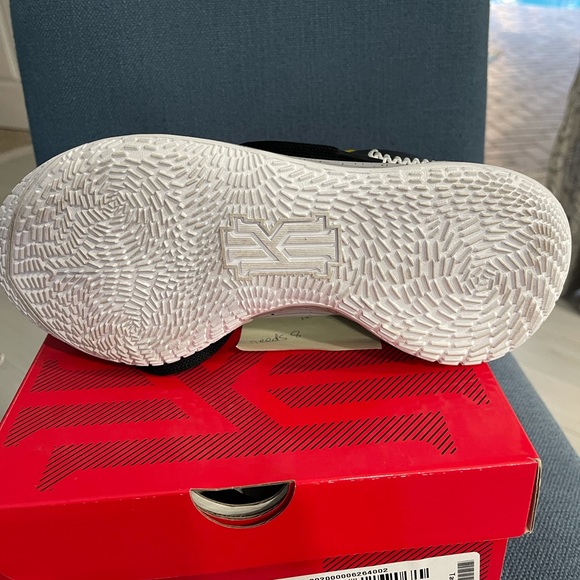 Kyrie low basketball shoes 3 TB - Picture 3 of 4